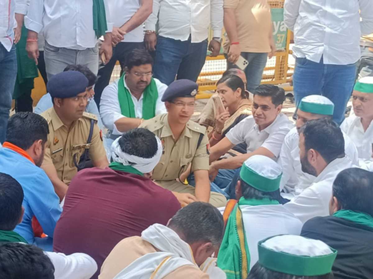 ग्रेनो में भाकियू का धरना जारी, किसान नेताओं पर एफआईआर के विरोध में थाने का घेराव